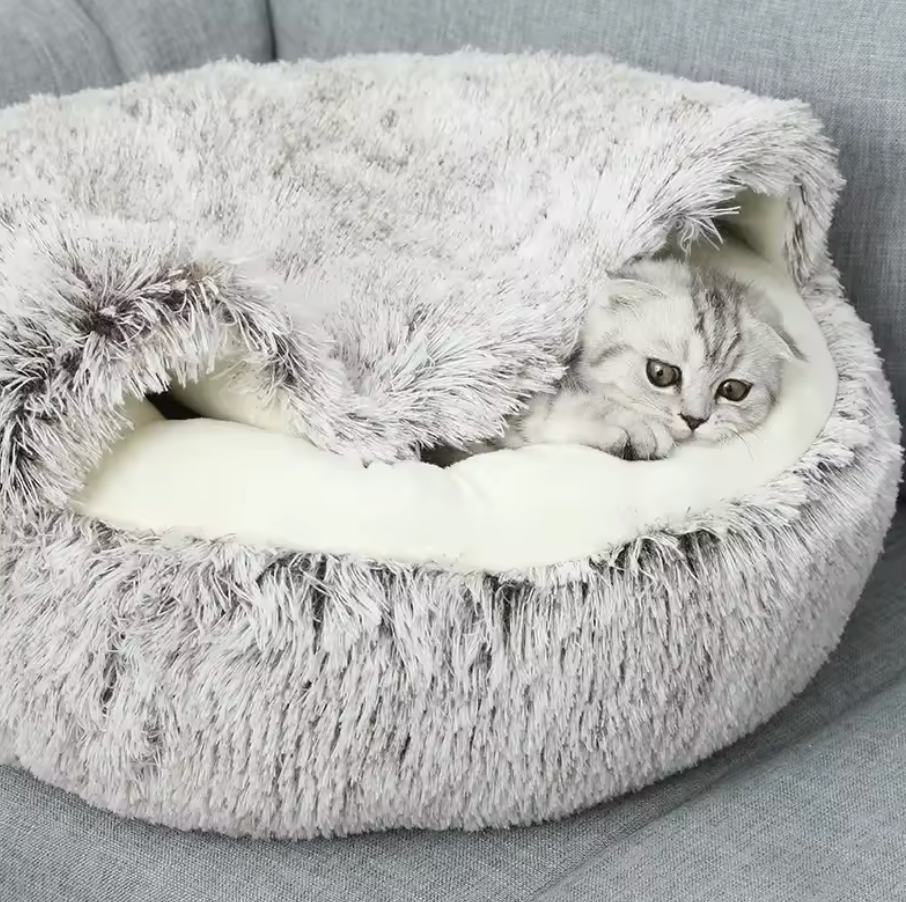 Panier en peluche avec toit intégré