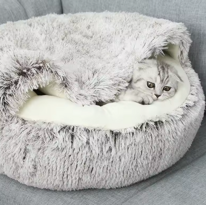 Panier en peluche avec toit intégré